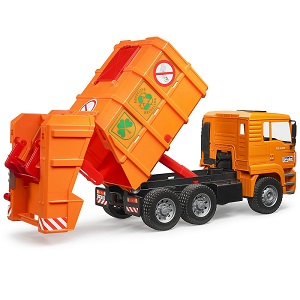 02760 Camion poubelle Bruder MAN avec deux poubelles Le camion est équipé de une structure de déchets inclinable, de sorte que les déchets chargés peuvent également être déversés à nouveau. Les poubelles (incluses) peuvent être vidées dans le bac via le bouton rotatif.