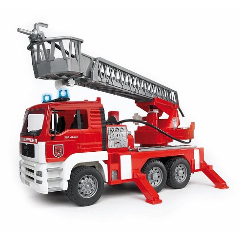 02771 Échelle de pompiers Bruder MAN, module de éclairage et de son et pompe à eau (offre spéciale). Ce camion échelle pompiers avec échelle extensible est également équipé de une pompe à eau avec réservoir de remplissage.