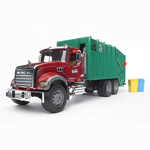 Bruder 02812 Camion à ordures Bruder MACK-Granite rouge avec vert, y compris deux poubelles Le camion est équipé de une structure à ordures dont le arrière peut être incliné, de sorte que les déchets chargés peuvent également être déversés à nouveau. Les poubelles (incluses) (2x) peuvent être vidées dans le bac via le bouton rotatif. (ce camion poubelle peut également vider le grand conteneur gris). Les portes de la cabine peuvent être ouvertes, de sorte que les figurines Bworld peuvent également être utilisées.