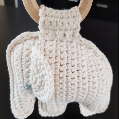 HandmadeByReetje Peluche éléphant écru avec grelot et anneau en bois