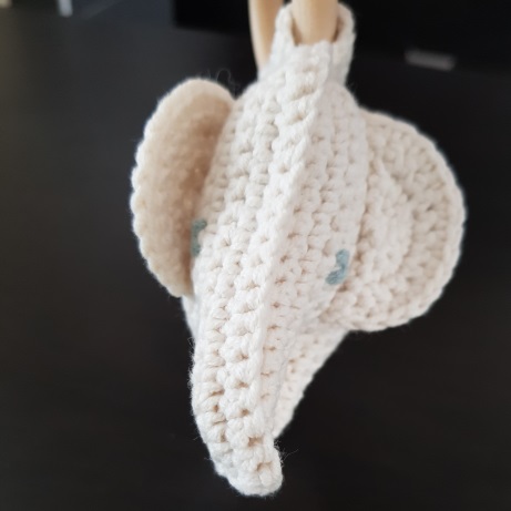 HandmadeByReetje Peluche éléphant écru avec grelot et anneau en bois