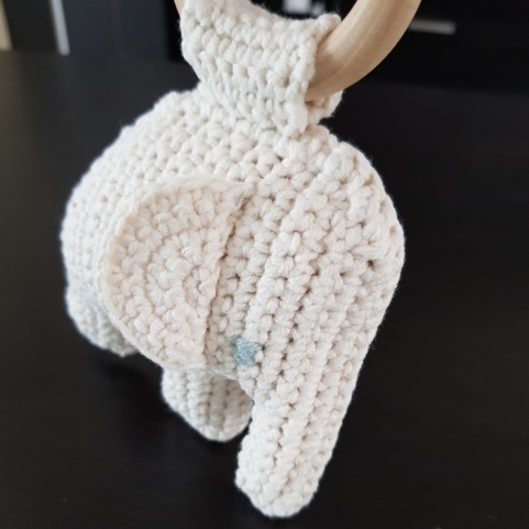 HandmadeByReetje Peluche éléphant écru avec grelot et anneau en bois