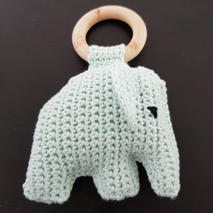 HandmadeByReetje 02306 - HandmadeByReetje Olifant knuffeltje, lichtgroen met houten ring
