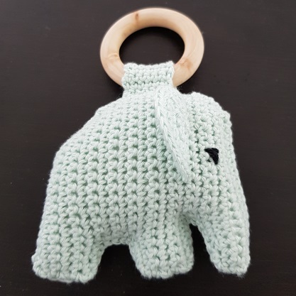 HandmadeByReetje 
Peluche éléphant vert clair avec anneau en bois