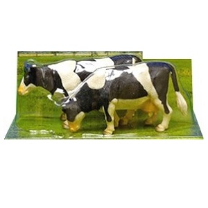 Kids Globe vaches fourrure noire debout 2 pièces 1:32 Les vaches kidsglobe à l échelle 1:32 sont parfaitement adaptées aux fermes KidsGlobe, mais peuvent bien sûr également être utilisées en combinaison avec les jouets de Britains et Siku. Ces vaches sont également en vente en ensembles plus grands par 6 (KG570009) ou par 12 (KG571929).
