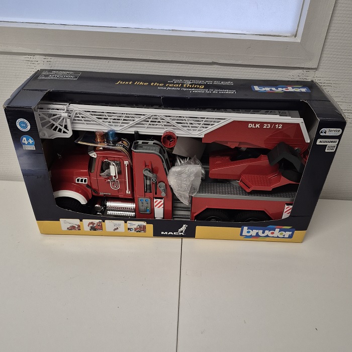 Bruder 2821 Bruder 2821 OUTLET - artikel en doos goed, alleen steuntje waar de ladder op rust is aan één zijde afgebroken, verder nieuw en compleet.