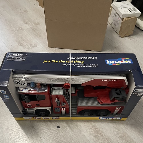 Bruder 3590 Bruder 03590 Outlet - Bruder 3590, artikel en doos goed, alleen steuntje waar de ladder op rust is aan één zijde afgebroken, verder nieuw en compleet