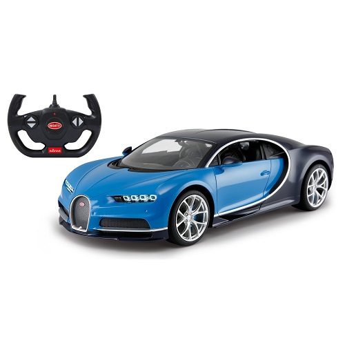 Bugatti Chiron télécommandée 1:14 bleue, avec télécommande 2,4 GHz Le rêve de conduire une belle Bugatti Chiron sportive peut désormais devenir réalité. Avec ce modèle de voiture de luxe sous licence officielle de Jamara, vous pouvez apporter le sentiment de posséder une Bugatti Chiron dans votre salon. Avec des feux de route à LED, un intérieur détaillé et des détails originaux parfaitement reproduits sur le châssis et la carrosserie, créés avec amour, les modèles réduits Bugatti contrôlables convainquent également par leur finition de haute qualité. Avec la télécommande ergonomique, vous tenez le centre de commande dans votre main, comme dans une vraie voiture de course, et atteignez des vitesses allant jusqu`à 11 km/h. Grâce à des commandes faciles à apprendre, le modèle peut faire exactement ce que vous lui dites de faire. Ainsi, sur vos genoux en ville sur le parquet de la chambre d`enfant, rien ne s`oppose au plaisir.<br><br>Tous les modèles JAMARA Deluxe Car sont peints par robot. Ce processus est unique aux véhicules immatriculés. Au lieu de simplement peindre du plastique, ce processus de peinture utilise une peinture basée sur la couleur d`origine du constructeur du véhicule.<br><br>En plus du design fidèle du véhicule, les véhicules sous licence à l`échelle 1:14 ont également un intérieur calqué sur l`original. Avec volant, tableau de bord et équipements comme la véritable Bugatti Chiron de cette marque. Tout a été soigné et exécuté dans les moindres détails.<br><br>Tout comme un vrai véhicule doté d`un équipement spécial, ce modèle dispose d`un feu de route à LED start-stop. Dès que le modèle démarre, les phares s`allument vivement. Lorsque la voiture s`arrête, les feux de route à LED s`éteignent à nouveau. Cette fonction permet d`économiser de l`énergie et prolonge la durée de conduite du modèle.<br><br>Nécessite 5 piles AA LR6 (alcalines) ou HR6 (NiMH), non incluses. Fonctions : avant/arrière, droite/gauche, stop.