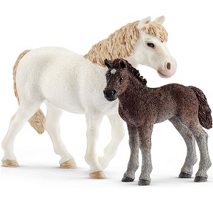 Schleich poney avec poulain Ce joli poney avec poulain de Schleich peut également être combiné avec les produits de Kidsglobe. Les chevaux sont en plastique et conviennent aux enfants de plus de trois ans.