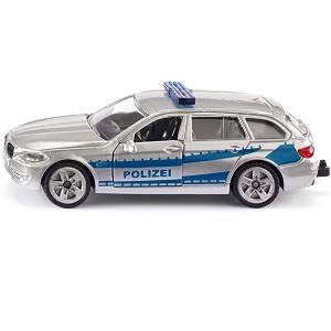 Voiture de patrouille de police Siku basee sur BMW Voiture de patrouille de police basée sur la BMW Série 5 Touring. La couleur de base de la voiture de patrouille de police est l´argent avec des rayures bleues et des lettres de police. La voiture de police a une barre lumineuse bleue sur le toit et des jantes au look aluminium. La voiture de patrouille est fabriquée dans la version allemande. La voiture de police est à l´échelle d´environ 1:50 et peut donc être bien combinée avec d´autres jouets Siku de la même échelle. La voiture de police est également amusante en combinaison avec un tapis de jeu Kids Globe. C´est ainsi que vous rendez votre collection Siku encore plus belle!