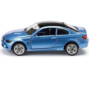 Siku BMW M3 Coupé Basse au-dessus de la route et avec une peinture bicolore tendance, la voiture de sport M3 classique de BMW ressemble à un cheval de course, même à l´arrêt. La puissance de plus de 400 ch se reflète dans l´élégante carrosserie en métal. Les portes de la BMW M3 Coupé peut être ouvert pour révéler un cockpit sport détaillé avec des sièges ajustés. Les jantes sport et la vue arrière détaillée avec les sorties d´échappement caractéristiques définissent l´image de la performance en abondance. La BMW M3 Coupé est approximativement à l´échelle 1:50 et peut donc être combiné avec d´autres véhicules jouets Siku de la même échelle. La BMW M3 Coupé est également amusant en combinaison avec un tapis de jeu Kids Globe. C´est ainsi que vous rendez votre collection Siku encore plus belle!