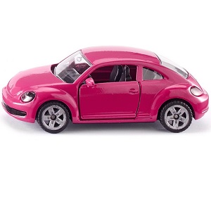 Siku Volkswagen The Beetle (rose avec autocollants) Volkswagen The Beetle a un accent de couleur rose spécial dans la gamme SIKU. Si vous le voulez encore plus coloré, vous pouvez personnaliser le Beetle avec des fleurs colorées dans un motif hippie avec la feuille d´autocollants qui l´accompagne. Les larges portes de la Coccinelle s´ouvrent avec délice. La Volkswagen Beetle est en métal avec des pièces en plastique. La voiture est à l´échelle d´environ 1:50 et peut donc être combinée avec d´autres véhicules jouets Siku de la même échelle.