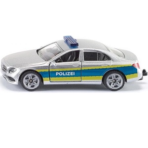 Siku Voiture de police Mercedes Avec la Mercedes-Benz Classe E au design bleu et jaune de la police, les services d´urgence sont sur la piste des auteurs. Avec des performances élevées et un châssis sportif avec de larges pneus antidérapants, la police a lancé une poursuite à grande vitesse. Dans les opérations à grande échelle, l´équipage de la voiture de police Mercedes peut être soutenu par des agents qui s´approchent dans ces véhicules: voiture de patrouille SIKU (1350). Bus de police SIKU (0804), patrouilleur SIKU (1401), Porsche 911 police routière (1528). La voiture de police Mercedes est en métal avec des pièces en plastique. Les portes peuvent être ouvertes et la voiture de police a une barre de remorquage à laquelle toutes les remorques de la même échelle peuvent être connectées. La voiture de police Mercedes est à l´échelle d´environ 1:50 et peut donc être bien combinée avec d´autres véhicules jouets Siku de la même échelle.