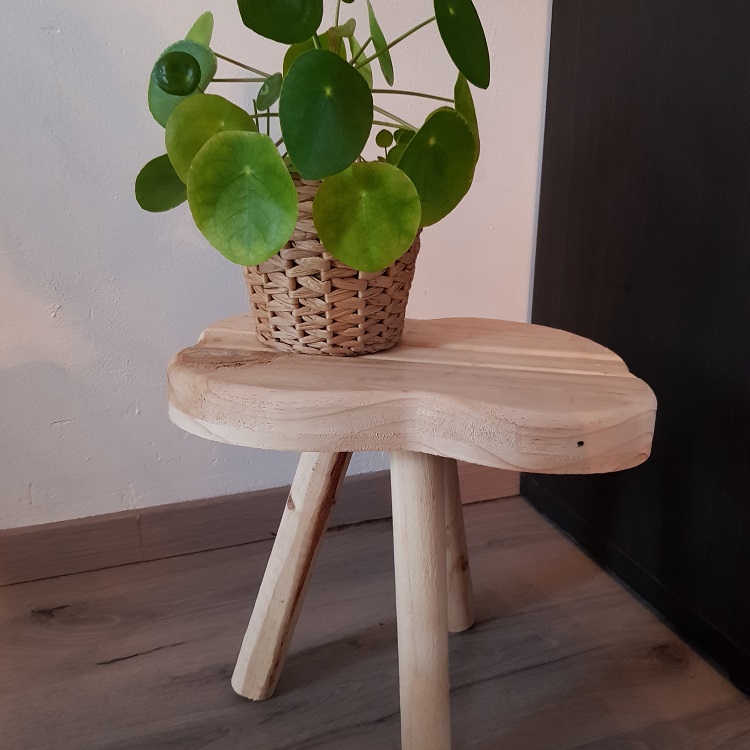 MadetobedifferentNL Tabouret végétal en bois au design ludique en poutres recyclées, environ 35x25 cm, hauteur environ 30 cm.