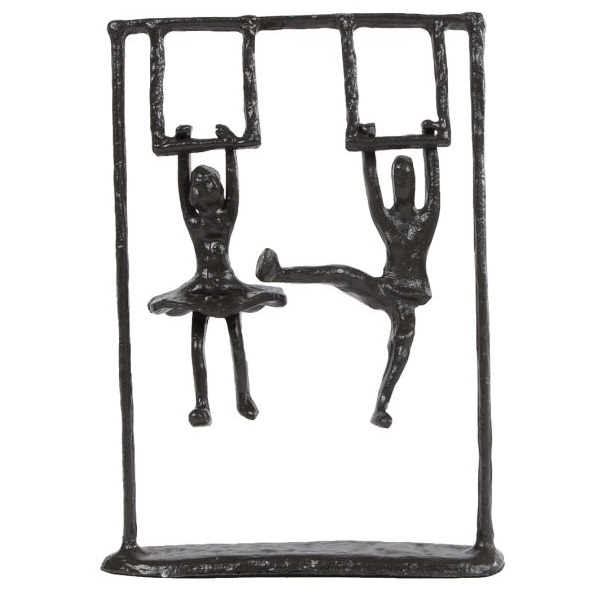 Sculpture `Swing` en métal noir Il s`agit d`une belle sculpture en métal d`un garcon et d`une fille suspendus à une balan�oire.