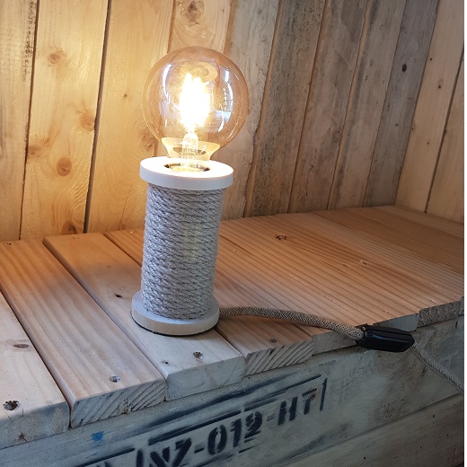 Lampe à poser coil avec corde naturel Cette lampe de table a un aspect pur grâce aux matériaux naturels utilisés. Livré sans source lumineuse.